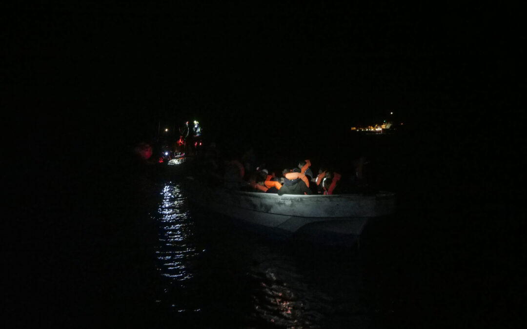 Photo d'un sauvetage de nuit en octobre 2022 dans la zone de recherche et de sauvetage libyenne.